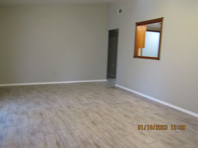 Building Photo - Great Home Located on the Eastside/Sungate...