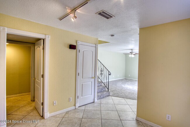 Building Photo - 2014 Vista Oaks Cir NE