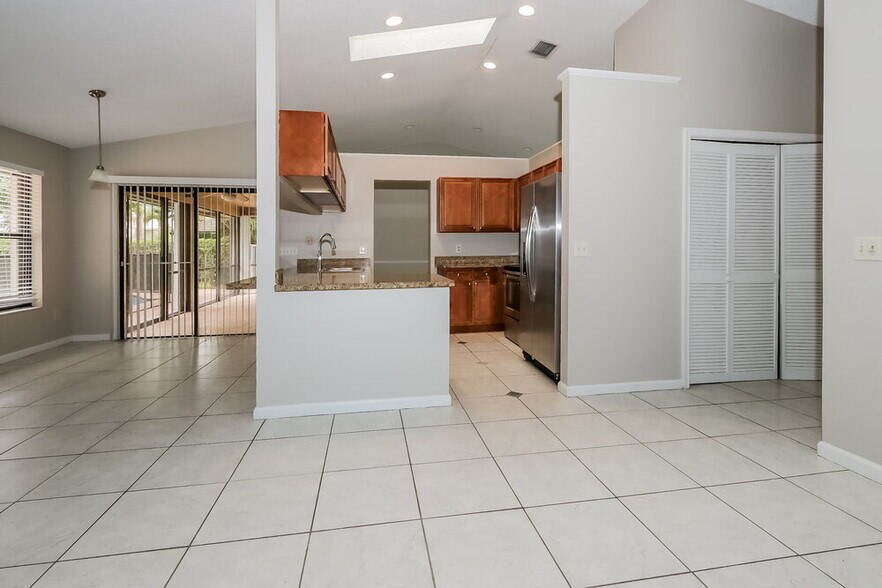 Building Photo - 1653 Primrose Ln