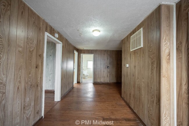 Building Photo - "Charming 1-Bedroom Retreat in Kokomo – Co...