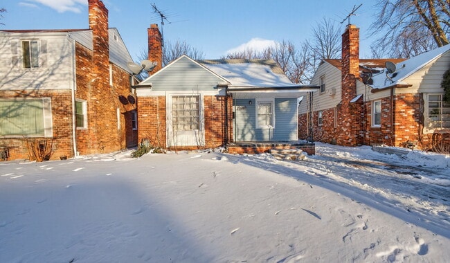 Building Photo - 20040 Regent Dr