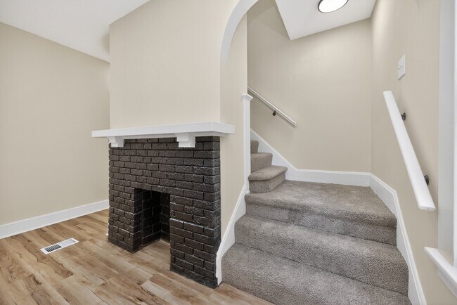 Building Photo - 716 15th Ave