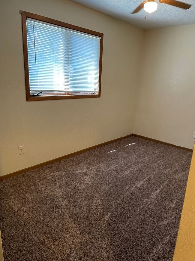 Building Photo - 3 Bedroom Apartment