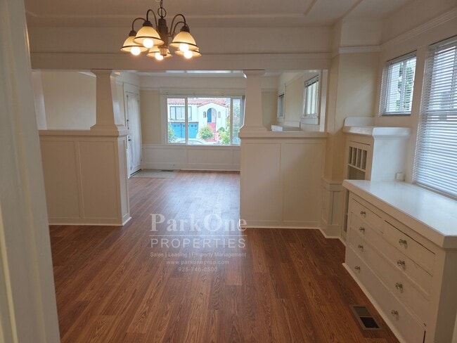 Building Photo - Super Cute 2 bedroom House in the heart of...