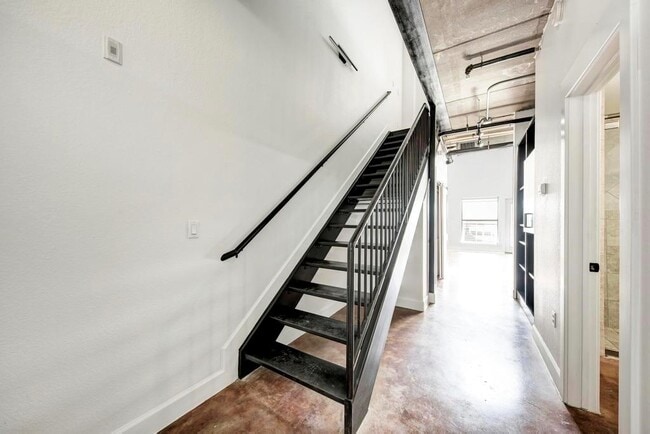 Building Photo - 807 E 14th St