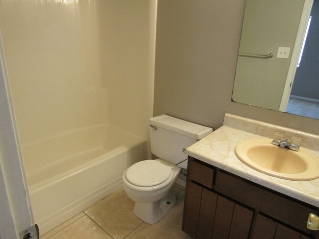 Building Photo - 1100 Pineland Ave