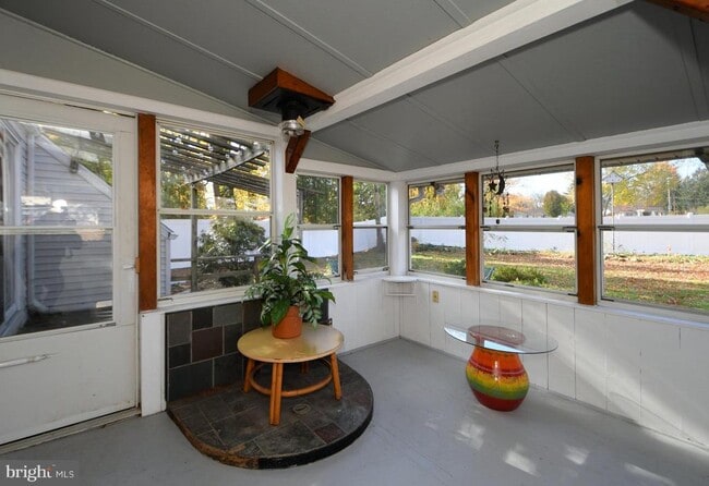 Building Photo - 660 Osborne Ave