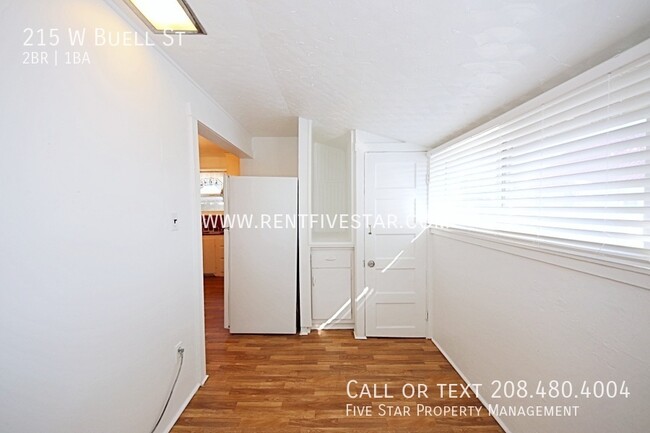 Building Photo - 2 Bedroom Upstairs Apartment With NEW Floo...