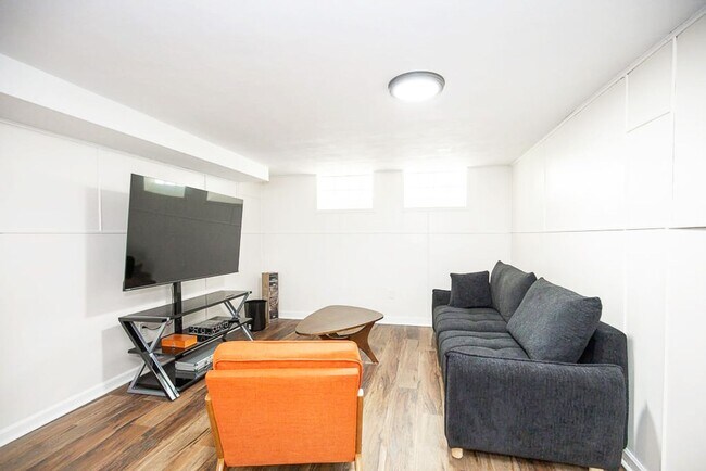 Building Photo - Bayard Luxe Hot Tub Escape
