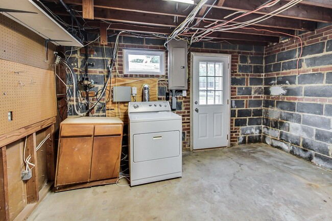 Building Photo - 5 Bed / 3 Bath / deep lot/ 2 driveways and...