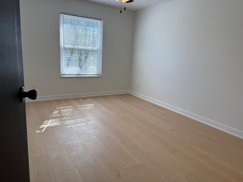 Building Photo - 925 Taylorsview Dr