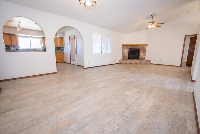 Building Photo - Large Home in Quiet Area, 3 Bedroom, 2 Bat...
