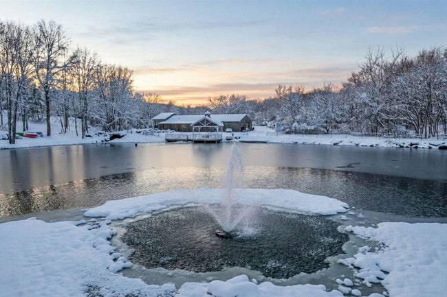 Building Photo - 443 Clove Rd