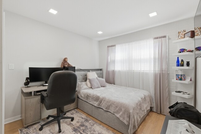 Building Photo - 1506 W Palm Dr