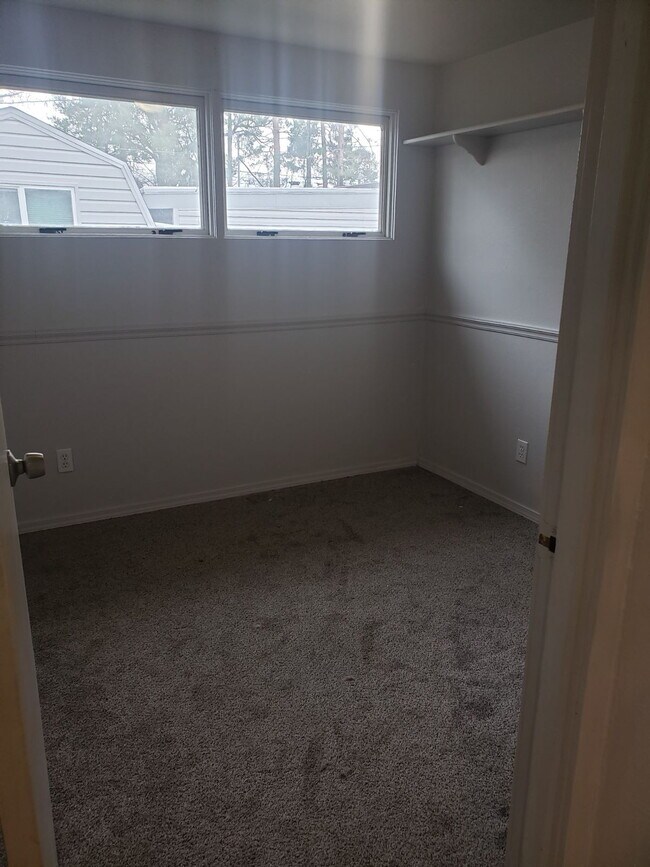 Building Photo - 3B1BA home, 956sqft, available 1/8/2027, large partially fenced yard, 2 shop spaces, carport and ...