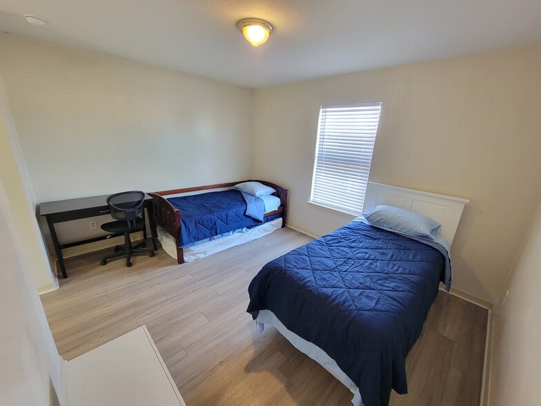 Building Photo - 3813 Lydia St