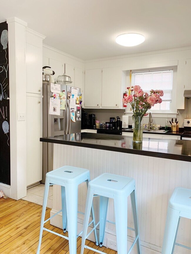 Building Photo - 3 Bedrooms 2 Full Bathrooms (one block fro...