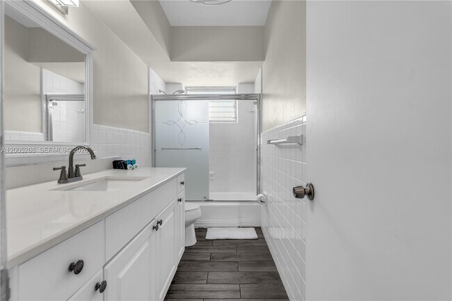 Building Photo - 10006 E Bay Harbor Dr