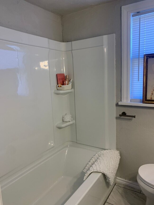 Building Photo - Studio Apartment in Jefferson Park