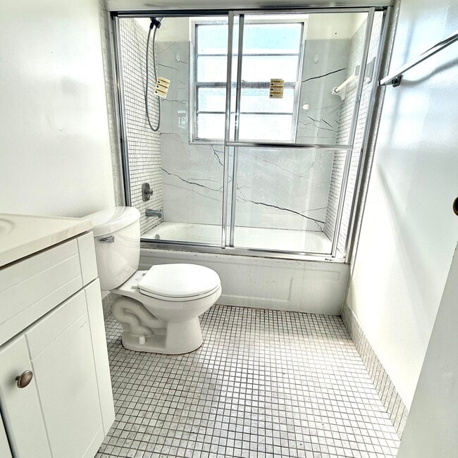 Building Photo - 281 Tilford N