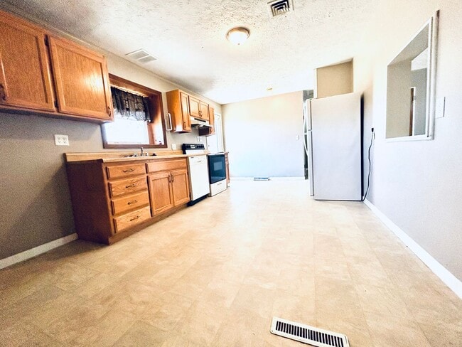 Building Photo - Spacious Home, Great Location