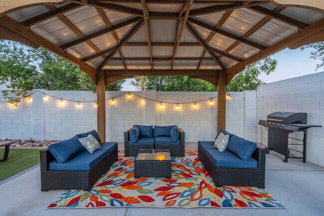 Building Photo - 3733 E Dahlia Dr