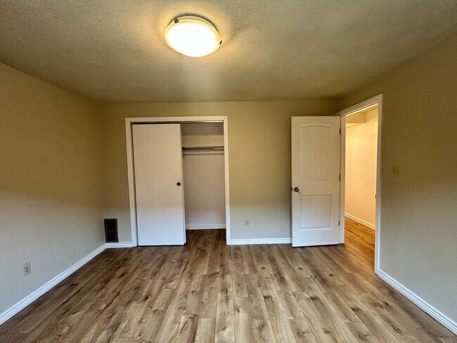 Building Photo - 2-Bed/1.5-Bath Longmont Townhome