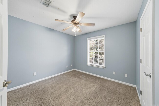 Building Photo - 20 Hillcrest Ln