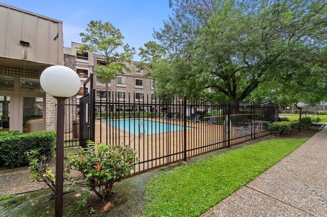 Building Photo - 2209 S Braeswood Blvd