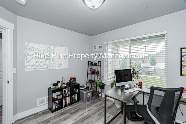 Building Photo - 3002 Sandy Dr