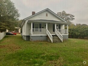 Building Photo - Must see this Adorable 2 bedroom 1 bath ho...