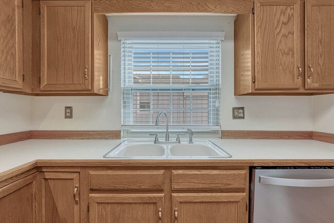 Building Photo - Move-In Ready Townhome with Garage & Great Amenities!