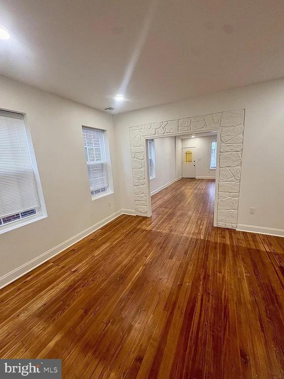 Building Photo - 4462 E Thompson St