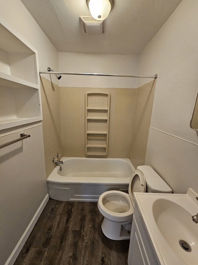 Building Photo - 420 W Hickory St