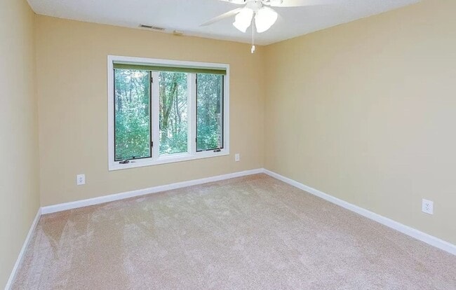 Building Photo - 2 Bed/ 2.5 Bath Townhouse