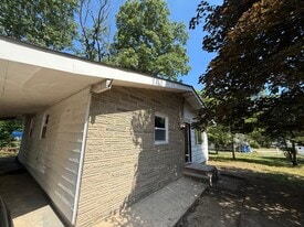 Building Photo - 601 E Lakeshore Dr