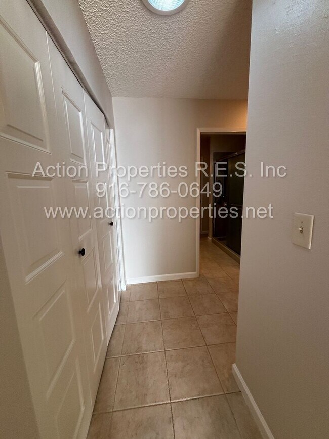 Building Photo - 5110 Village Oaks Dr