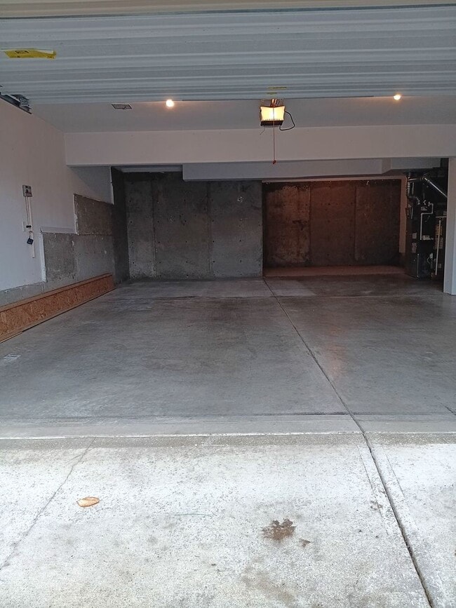 Building Photo - Beautiful Townhouse in West Salem is Ready...