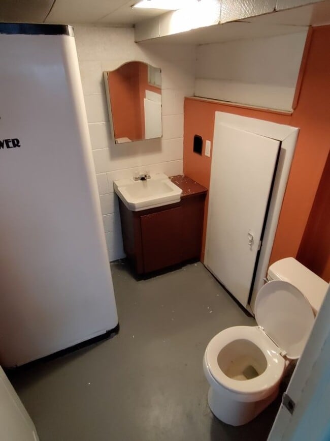 Building Photo - 3 bedroom, 2 bath, brick bungalow in Eastp...