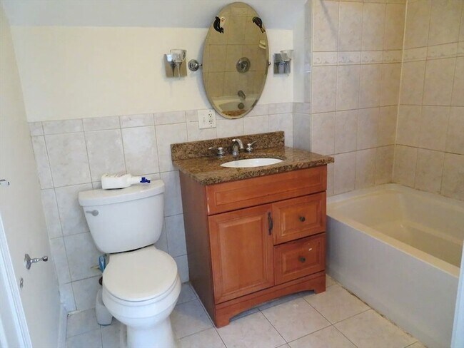 Building Photo - 1072 River St