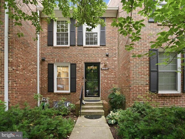 Building Photo - 2424 S Walter Reed Dr