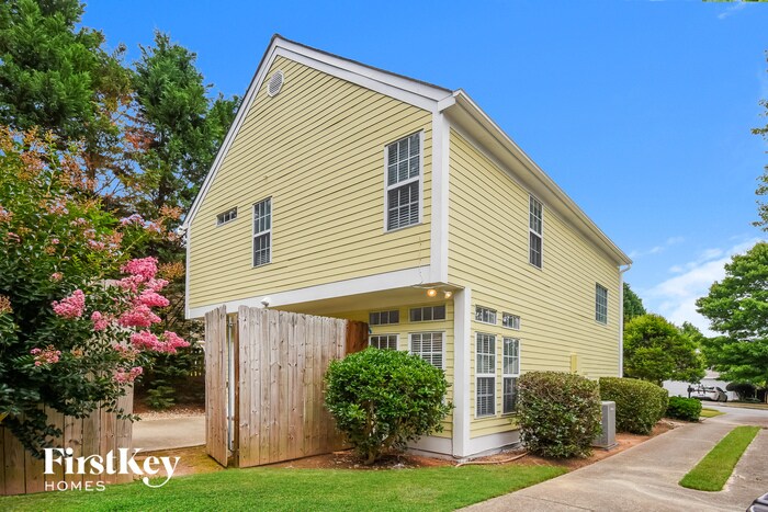 Building Photo - 302 Pinehurst Way