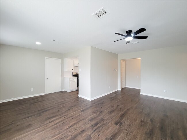 Building Photo - 6439 Oaknut Dr