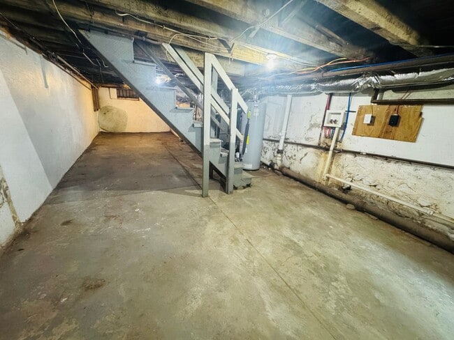Building Photo - Remodeled 3bd/1 House with Rear yard!! SEC...