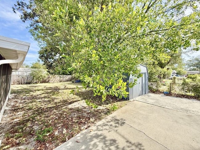 Building Photo - 1300 Classic Dr