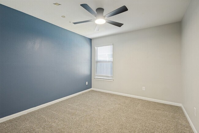 Building Photo - 707 Range Dr