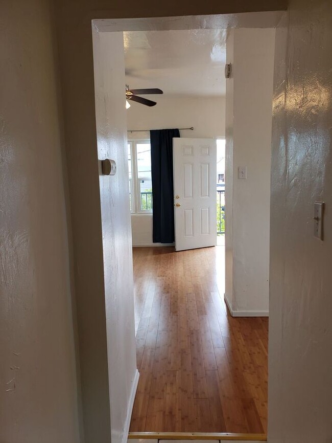 Building Photo - $500 REBATE Bright end unit - North Park S...