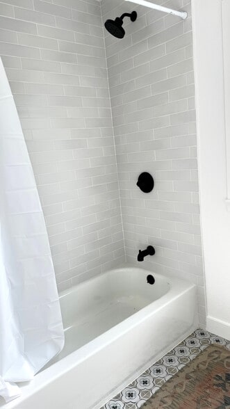 Hallway bathroom - 5950 Simpson Ave