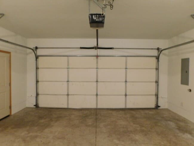 Building Photo - 3Bd/2Ba Single Story House - Available Soon!