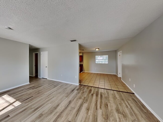 Building Photo - MOVE IN SPECIAL***3/1.5 Home With New Luxu...